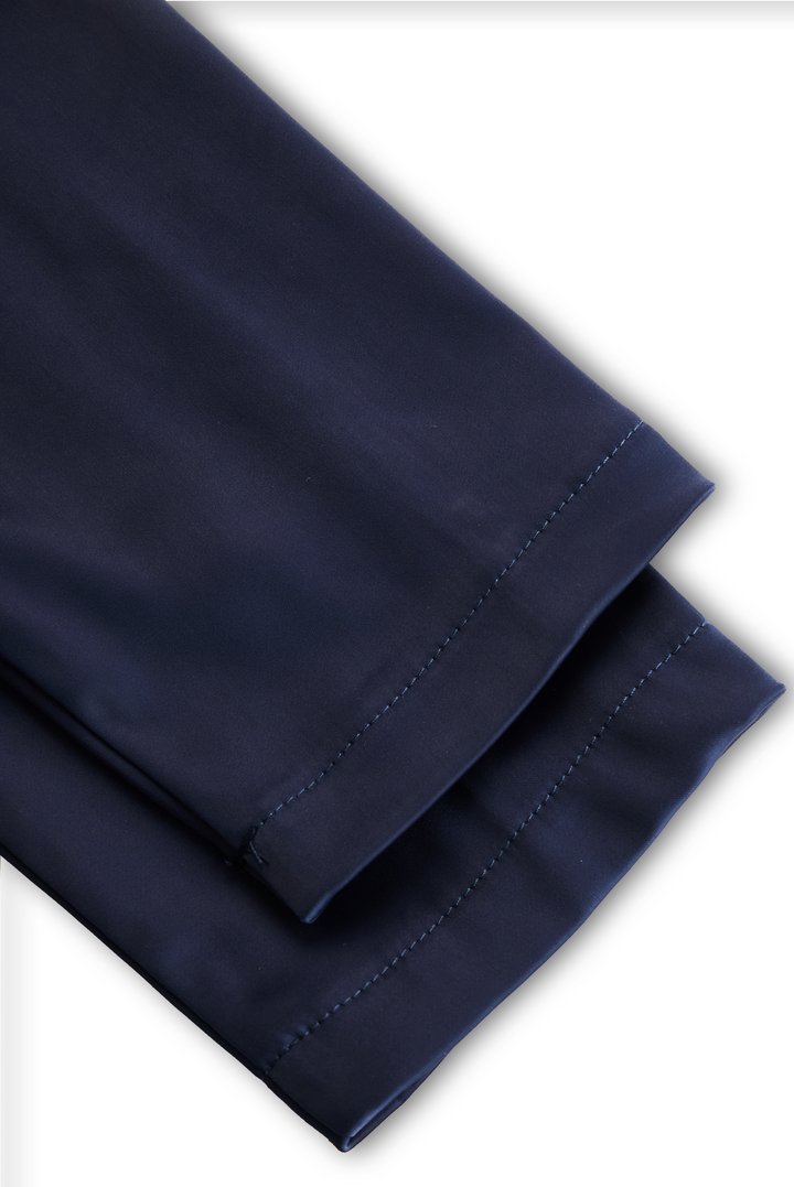 Schickes A-Linie Midikleid für Damen. Verfügt über stilvollen Schalkragen, V-Ausschnitt & Dreiviertelärmel.