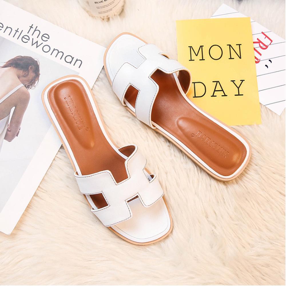 Stilvolle Damen H-Sandalen in modischem Design, perfekt für sommerliche Outfits.