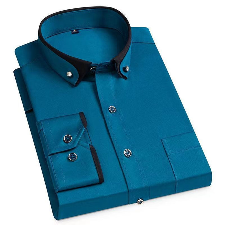 Detailansicht der Manschetten und Knöpfe des eleganten Herren Langarmhemdes mit klassischem Kragen, für stilvolle Herbstmode.