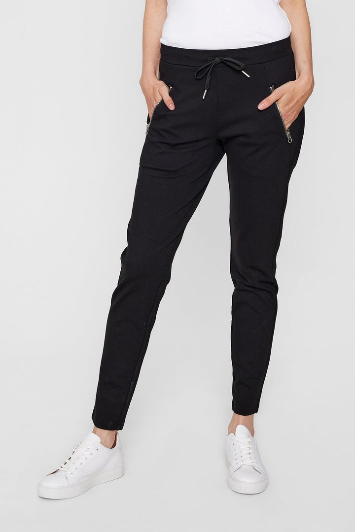 Leichte Sommerhose für Damen, bequemer Elastikbund, gerades Bein und nützliche Seitentaschen.