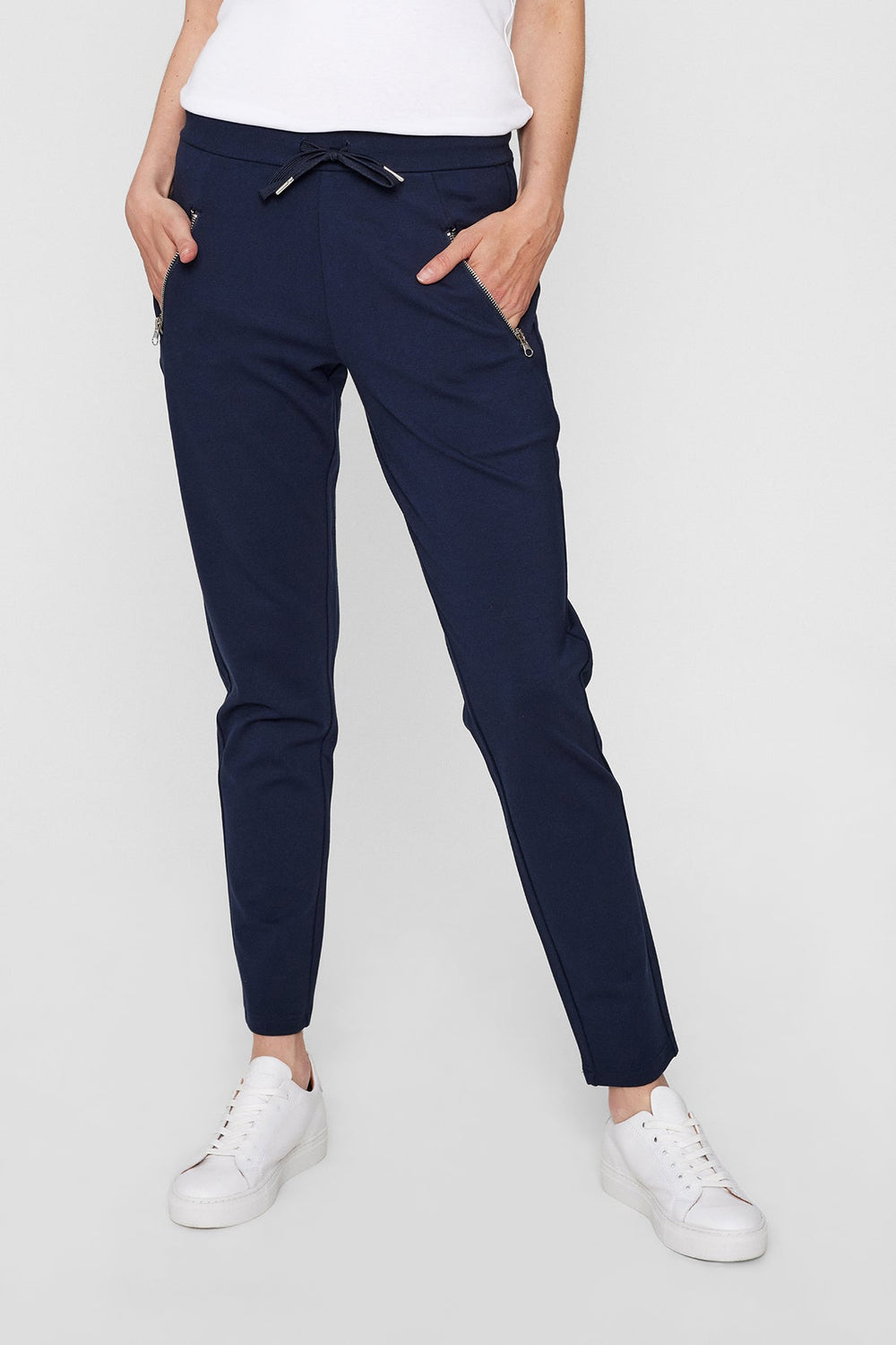 Stylische Damen Freizeithose, gerades Bein, Elastikbund & Seitentaschen. Perfekt für vielseitige Looks.