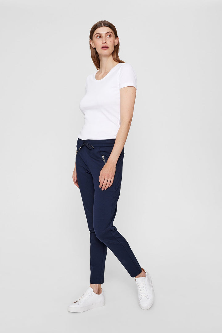 Leichte Sommer-Damenhose mit Elastikbund, geradem Bein, Seitentaschen und Gesäßtaschen.