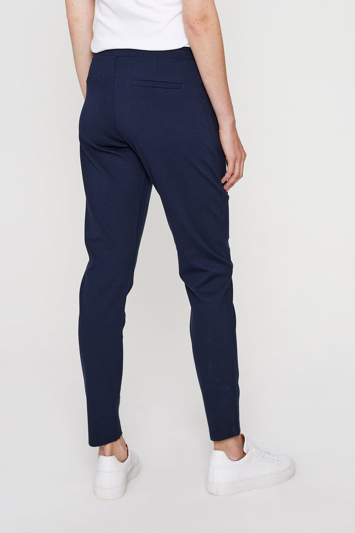 Komfort-Damenhose mit geradem Bein und elastischem Bund. Ideal als Alltagshose für entspannte Tage.