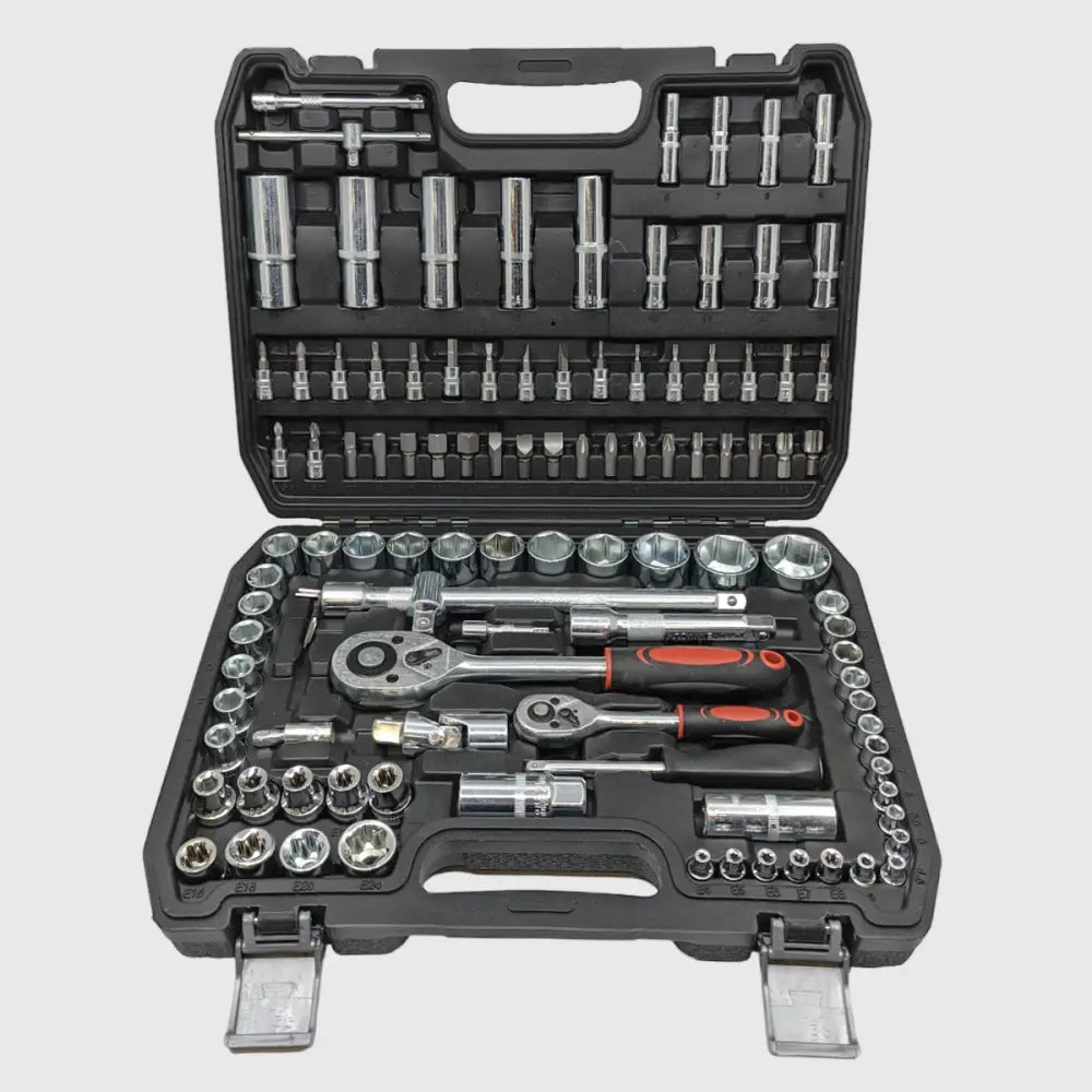 Handlicher Ratschenschlüssel aus dem 108-teiligen Chrom-Vanadium Set, ideal für Kfz-Reparaturen.