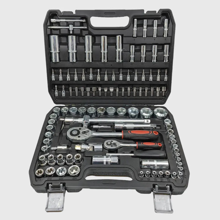 Handlicher Ratschenschlüssel aus dem 108-teiligen Chrom-Vanadium Set, ideal für Kfz-Reparaturen.