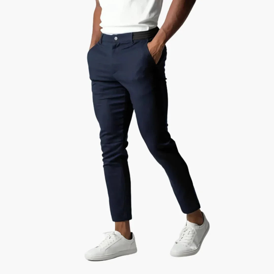 Mann trägt bequeme Herren Chinohose mit geradem Bein & elastischem Bund. Perfekt für Büro & Freizeit.