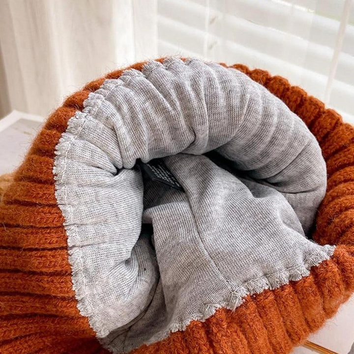 Trendige Damen Strickmütze mit Katzenohren, ein Must-have Winteraccessoire für Freizeit.