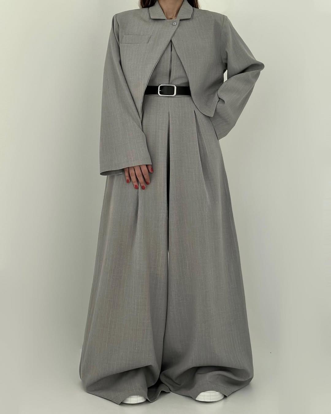 Moderner Hosenanzug für Damen: Kurze Jacke, trägerloses Oberteil & weite Hose. Ein vielseitiges Reiseoutfit.