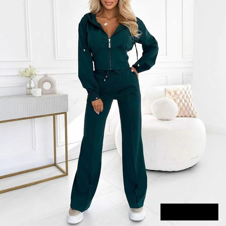 Bequemer Damen Freizeitanzug als Zweiteiler. Kapuzen-Top und passende Hose für Komfort.