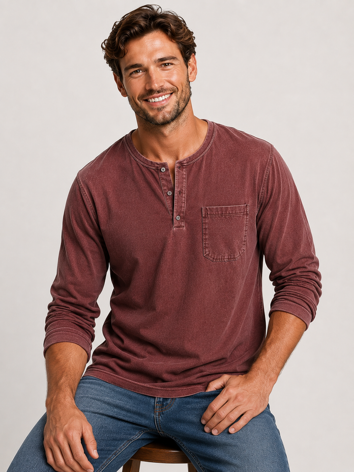 Elegantes Herren Henley Langarmshirt, ein bequemes und stilvolles Oberteil für vielseitige moderne Outfits.