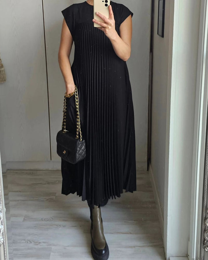 Dame in beigem plissiertem Damen Maxikleid, langes Sommerkleid, Rundhals, Capsleeves.