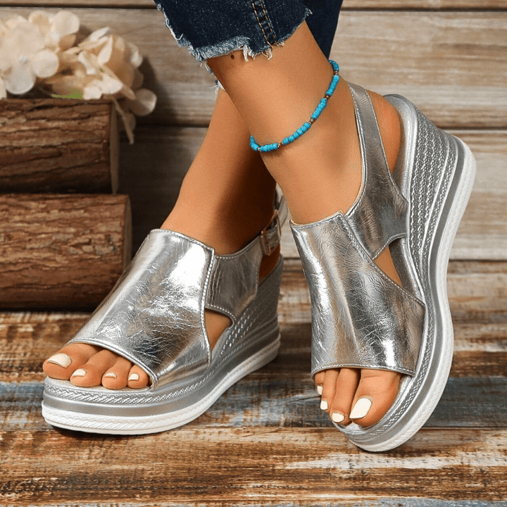 Orthopädische Damensandalen in Gold, Keilabsatz, offen, für Komfort im Sommer.