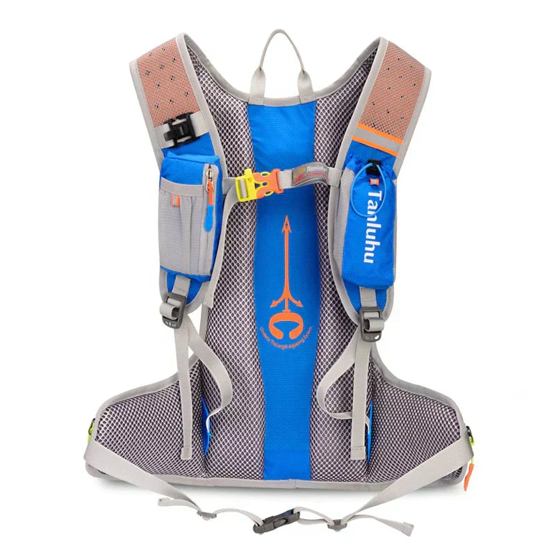 Frau wandert mit robustem, unisex Leichtgewichtsrucksack inklusive 2L Hydrationssystem.