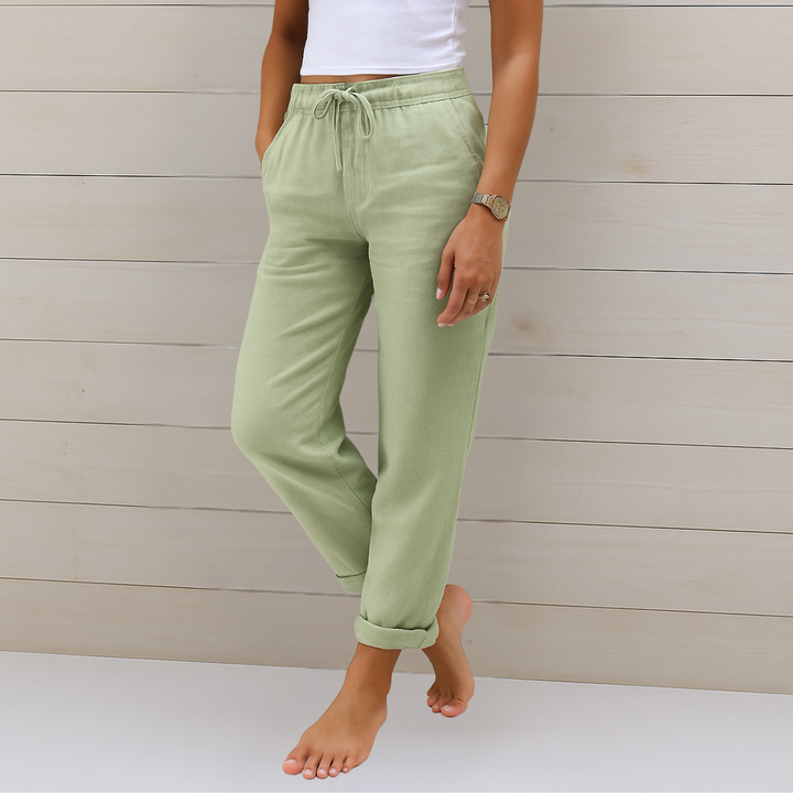Detail der seitlichen Eingrifftasche der Damen Komfort Stretchhose, funktionell und im modernen Design integriert.