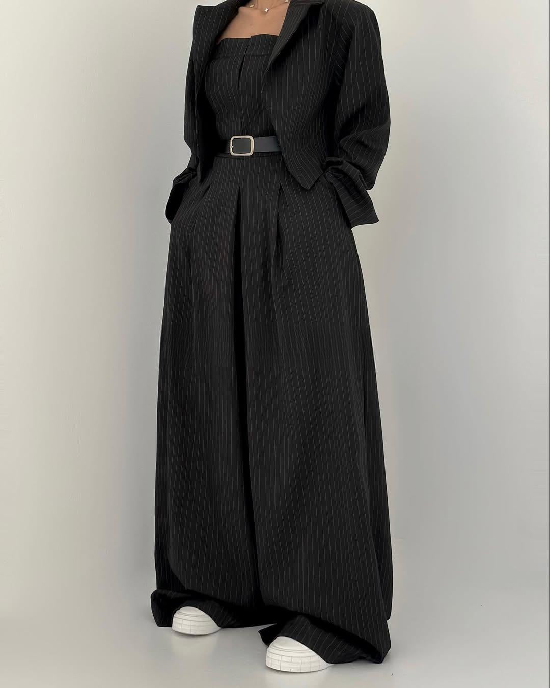 Stilvoller Damen Zweiteiler mit trägerlosem Top und elegant fließender weiter Hose. Perfekt für Casual Chic.