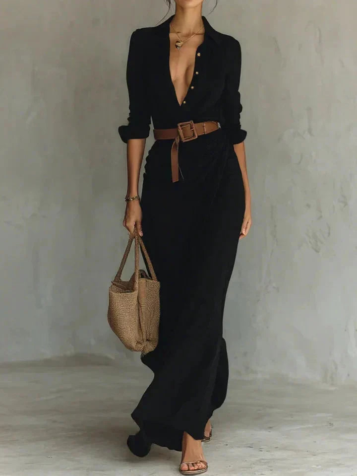 Detailansicht des modischen Kragens und der durchgehenden Knopfleiste am femininen Damen Sommer-Maxikleid.