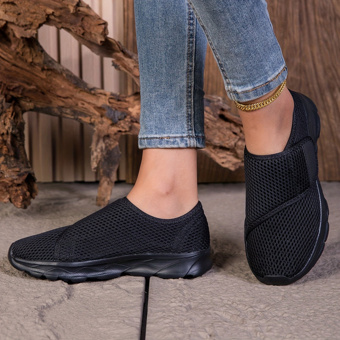 Detailaufnahme der atmungsaktiven Oberfläche der Damen Slip On Sneaker, ideal für warme Tage.