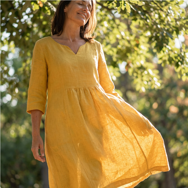 Damen lässiges Sommerkleid mit Kerbausschnitt, 3/4 Ärmeln & lockerem Schnitt in Gelb. Bequemes Midikleid für Freizeit.