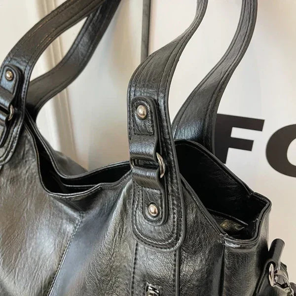 Braune Damen Schultertasche, vielseitig einsetzbar als kleine Reisetasche oder Sporttasche.