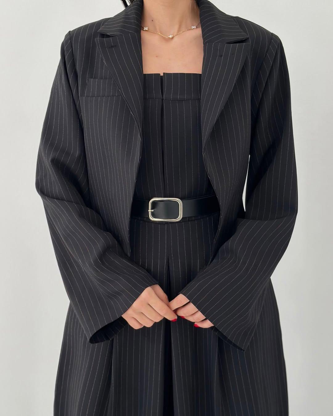 Vielseitiges Damen Outfit: Elegantes Set aus trägerlosem Top, kurzer Jacke & bequemer weiter Hose. Casual & Business.