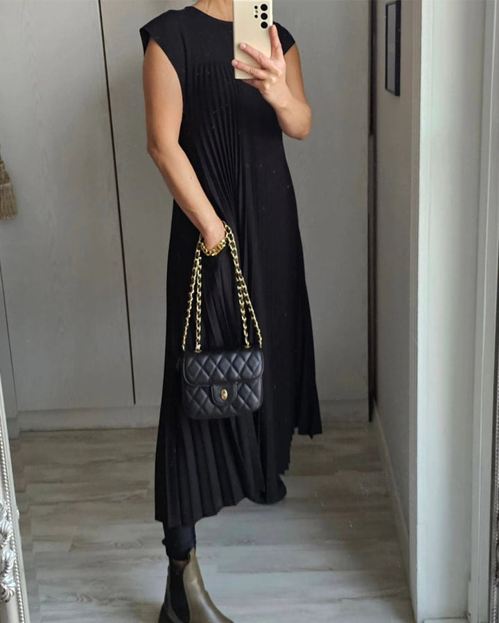 Rückenansicht des grauen plissierten Damen Sommer Maxikleides, bequem und elegant.