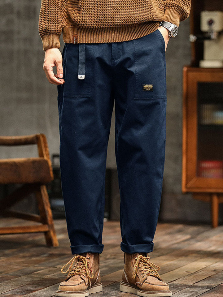 Blaue Herren Outdoorhose, strapazierfähige Cargohose. Bequem, stilvoll und mit nützlichen Seitentaschen.