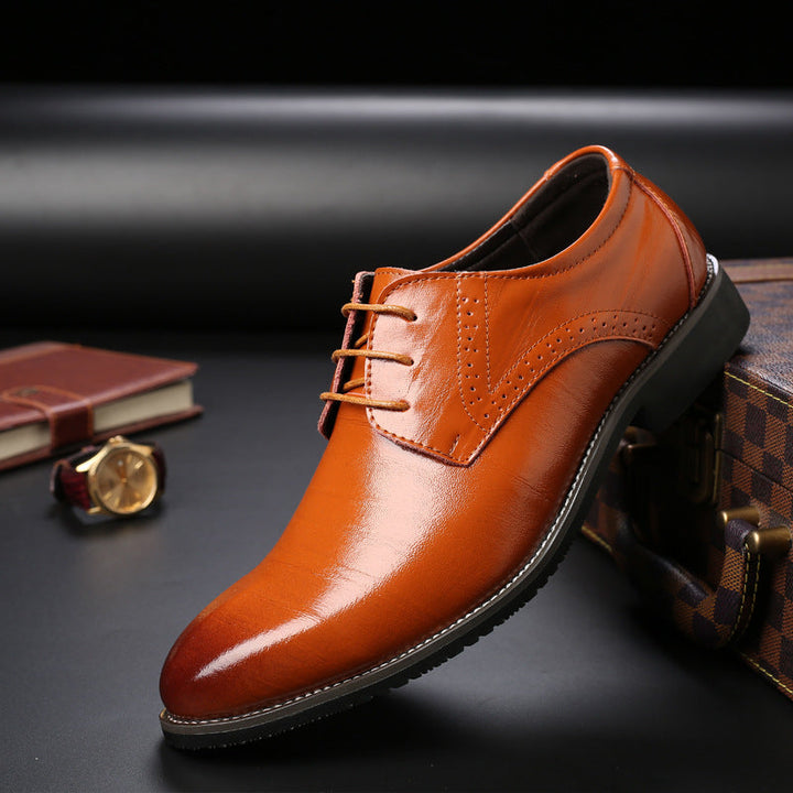 Ein Paar komfortable Herren Businessschuhe, klassisch und modern, für Büro, Freizeit und Feierlichkeiten.