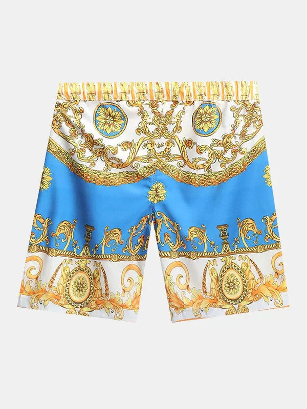 Stilvoller Herren Sommeranzug, locker sitzend, mit Kurzarmhemd und Shorts, zeigt aufwendiges Barockmuster.