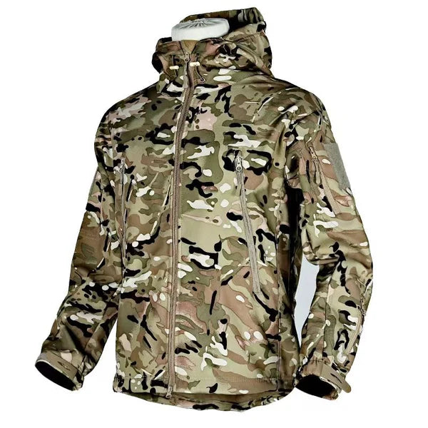 Ganzjährige Herren Softshelljacke, robust & wetterfest, als Freizeit- oder Militärjacke nutzbar.