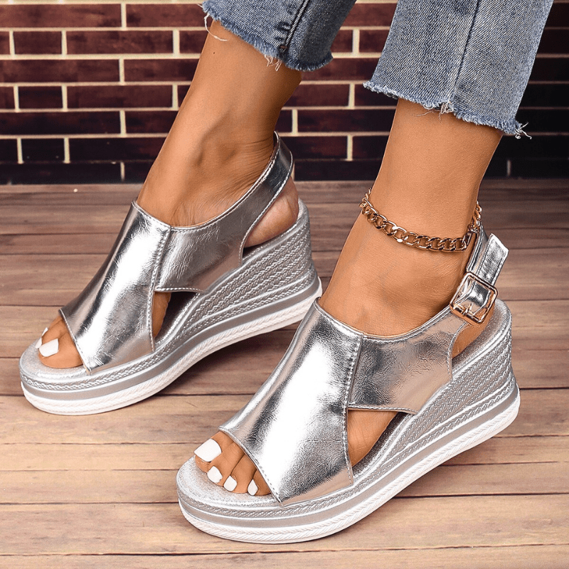 Silberne Keilabsatz-Sandalen für Damen, orthopädisch, bequem und verstellbar.