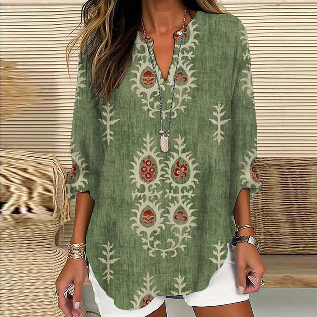 Modisches Damen Shirt in Mustergrün mit 3/4-Ärmeln und V-Ausschnitt, ideal für Frühlings- & Sommer casual Looks.