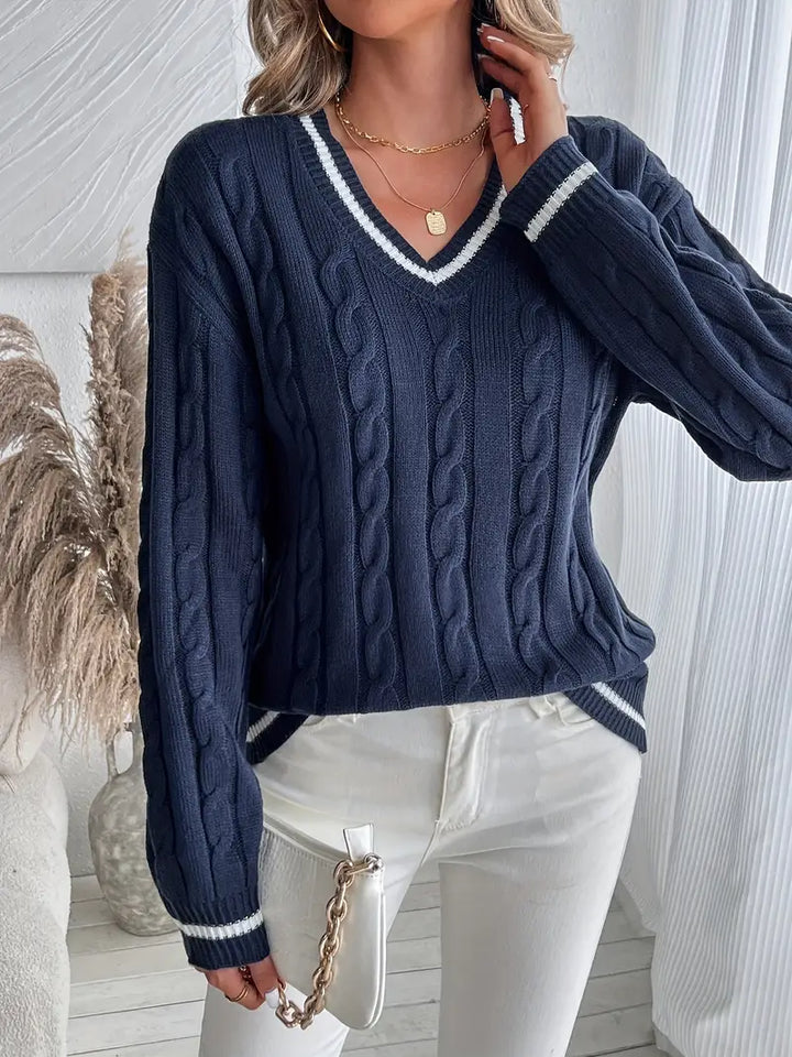 Marineblauer Damen V-Ausschnitt Pullover. Weich & bequem, zeitloser Stil für Damenoberteile im Winter.
