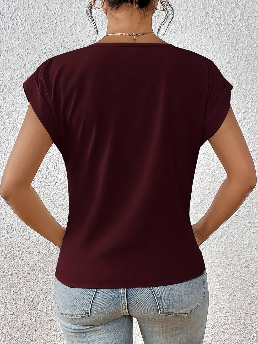 Trendiges Damen T-Shirt, V-Ausschnitt, kurzärmelig, perfekt für sommerliche Outfits.