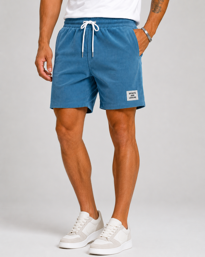 Model präsentiert leichte Herren Sommer Shorts mit Kordelzug, Seitenansicht.