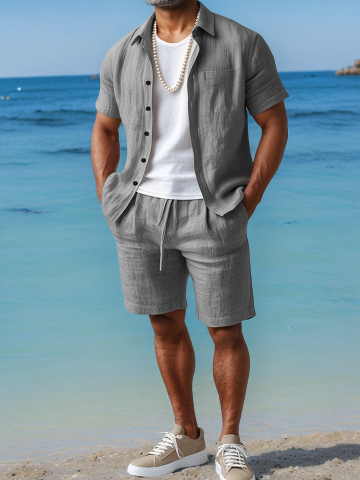 Boho-inspiriertes Herren Sommer Set: Lässiges Kurzarmhemd und bequeme Shorts.