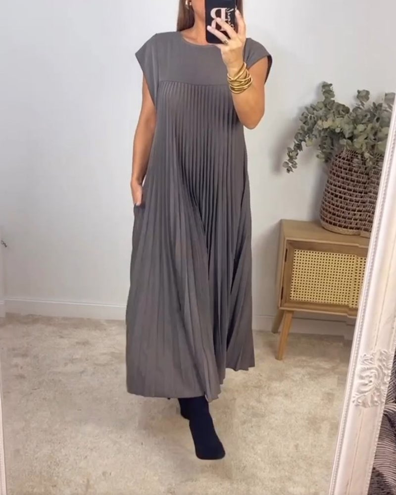 Rundhals und Capsleeves des plissierten Damen Sommer Maxikleides, Detailaufnahme.