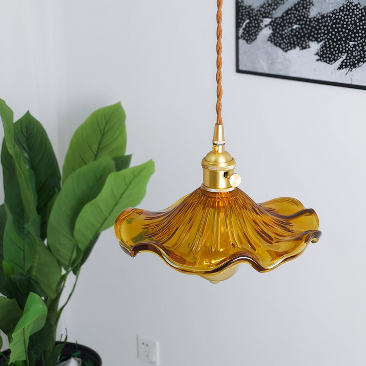 Elegante Designlampe: Hibiskusblüten Pendelleuchte aus Glas & Messing, ein Blickfang im Wohnzimmer.
