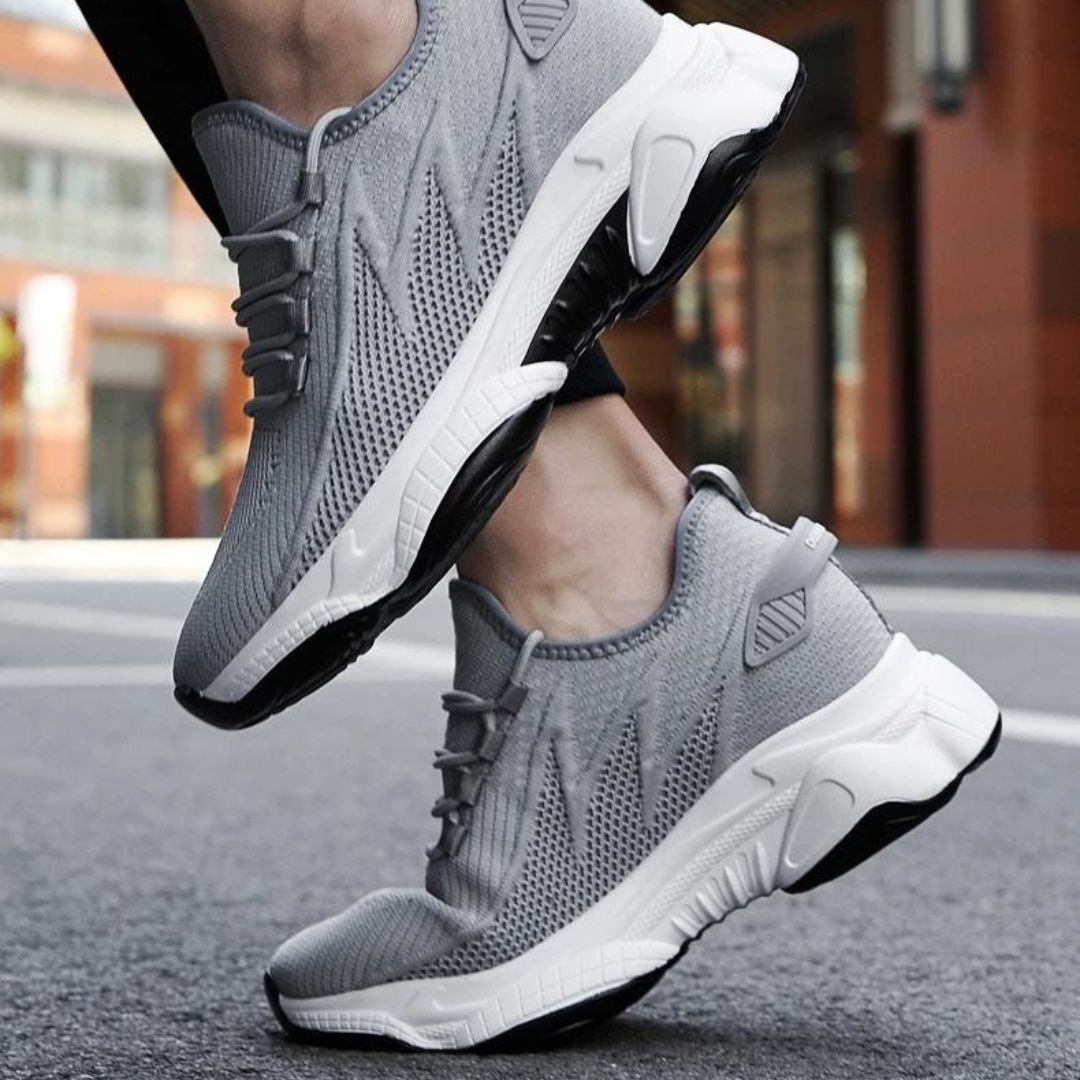 Herren Höhen-Sneakers in Weiß, elegant & höhenerhöhend, ideal für ganzjährigen Komfort.
