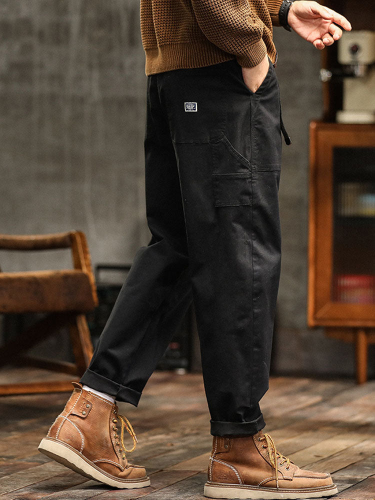 Schwarze Herren Cargohose mit vielen Taschen. Robuste & bequeme Alltagshose für Herren, sehr praktisch.