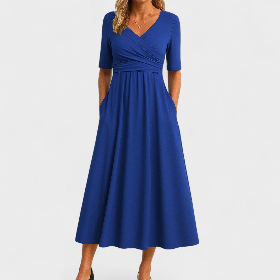 Bequemes Slim Fit Damen Midikleid mit Kurzarm. Elegant für den Alltag, schmeichelt der Figur.
