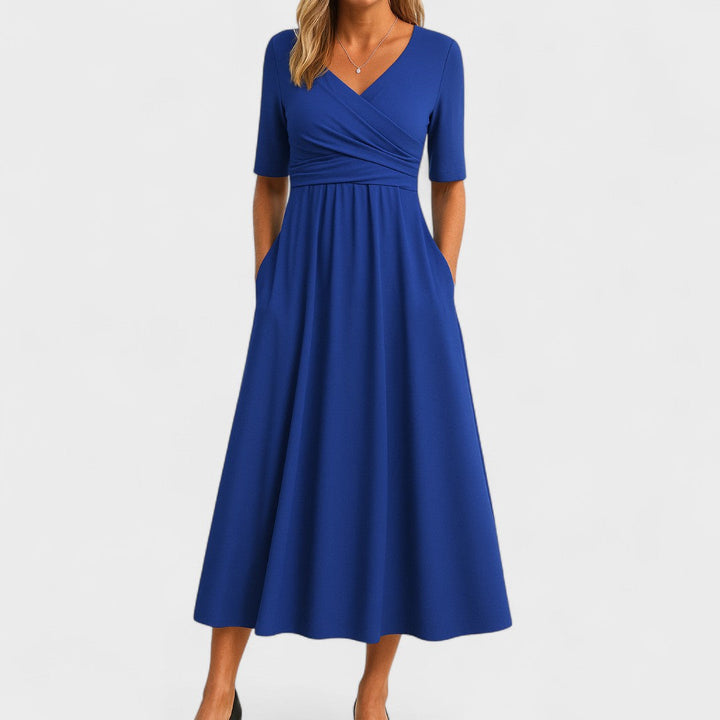 Bequemes Slim Fit Damen Midikleid mit Kurzarm. Elegant für den Alltag, schmeichelt der Figur.