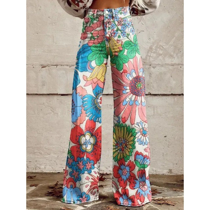 Moderne Damen Schlaghose im Retro-Stil mit farbenfrohem Blumenmuster.