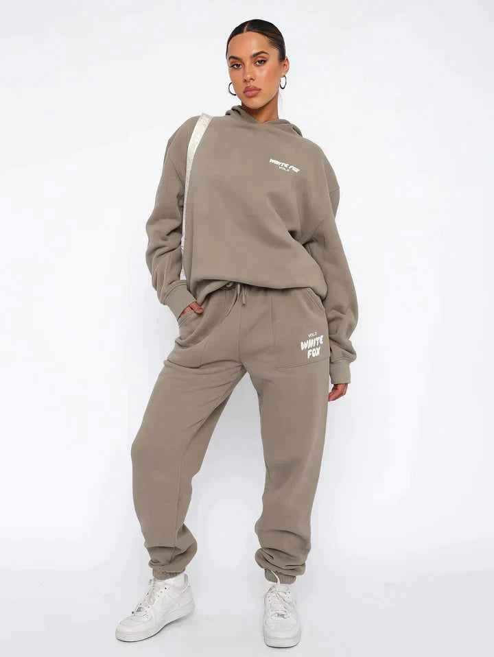 Atmungsaktives, feuchtigkeitsableitendes Damen Sportset; ideal für intensive Fitness-Workouts.