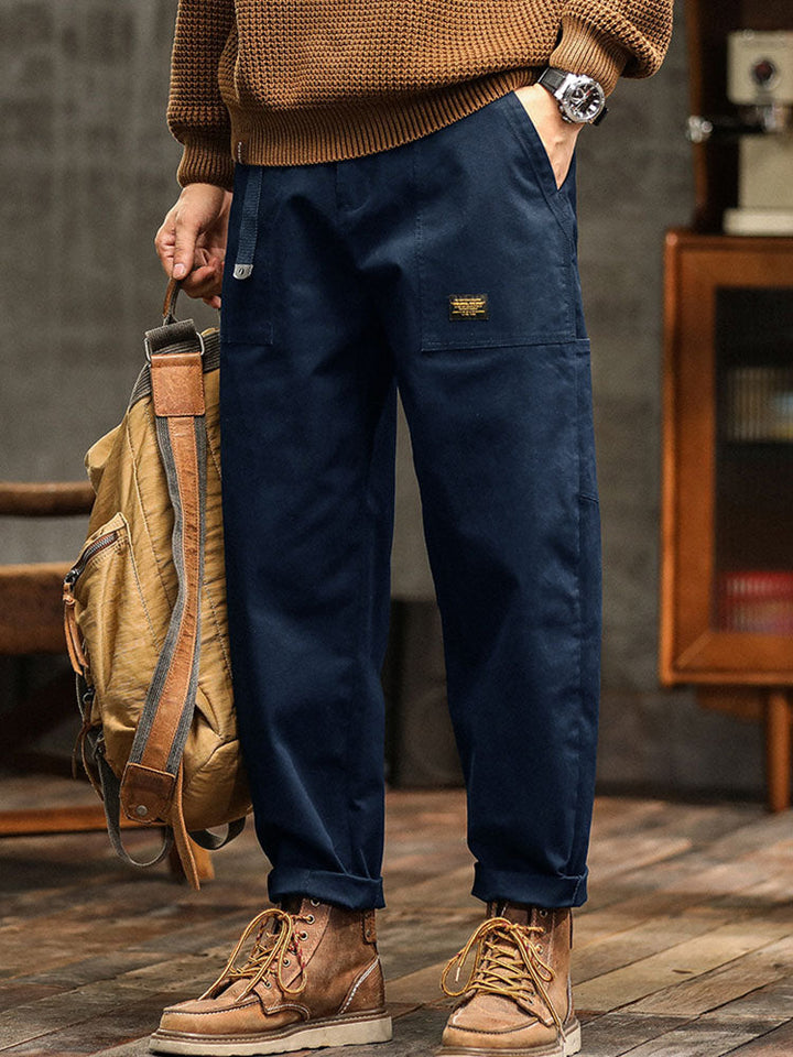 Vielseitige sandbeige Herren Cargohose. Strapazierfähig, stilvoll und bequem für Freizeit & Outdoor.