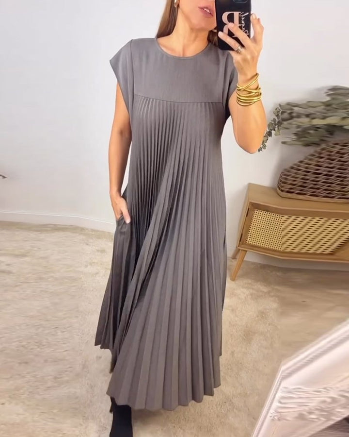 Dame in elegantem schwarzem plissiertem Damen Maxikleid, seitliche Ansicht, lang.