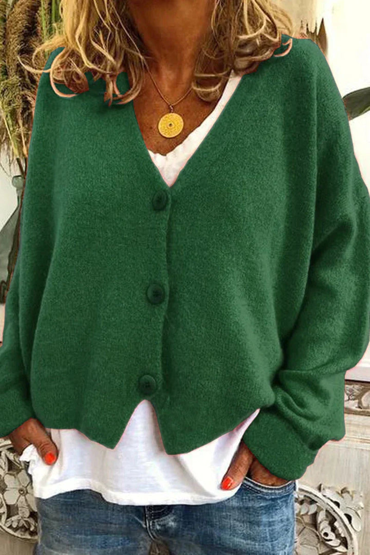 Damen Cardigan mit V-Ausschnitt. Einfarbiges, elegantes Oberteil für moderne Herbst- & Winteroutfits.