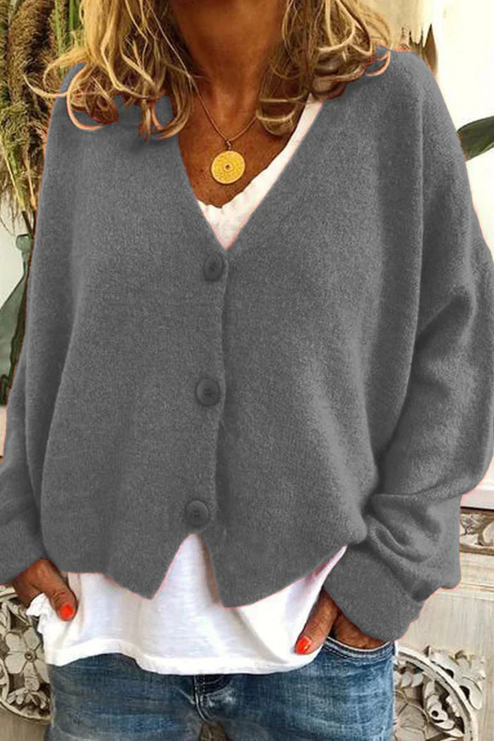 Zeitlose Damen Strickweste mit V-Ausschnitt. Bequeme Strickmode für Herbst- & Winter-Style.