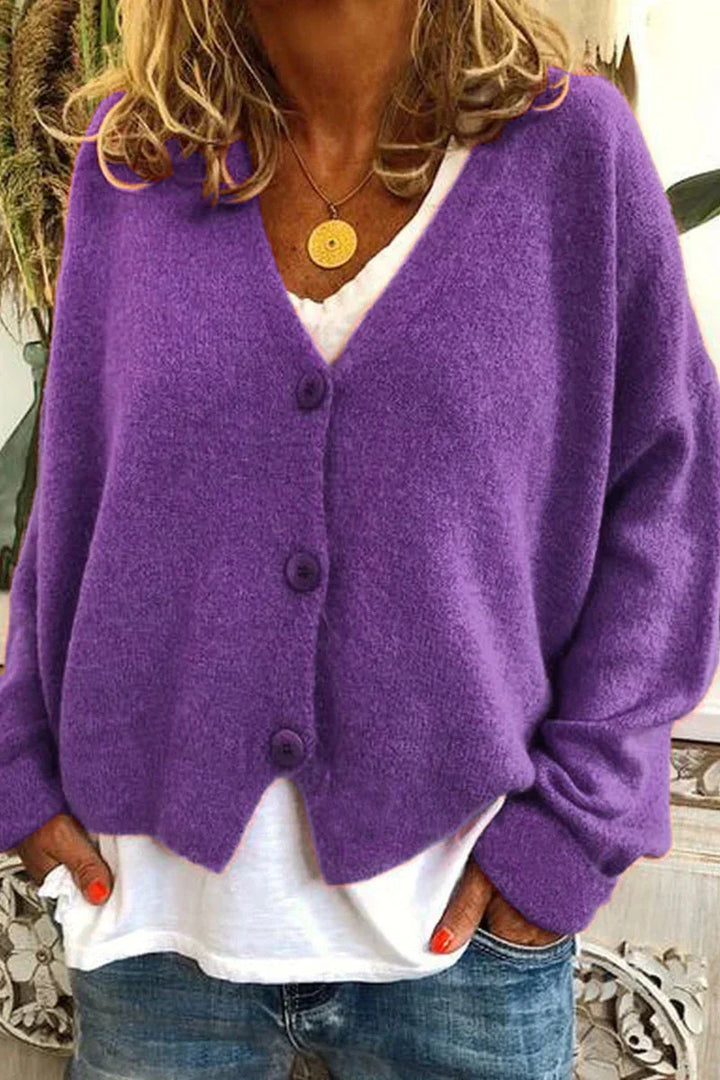 Elegante Damen Strickweste mit tiefem V-Ausschnitt. Vielseitiges Oberteil für Damen Mode & alle Jahreszeiten.