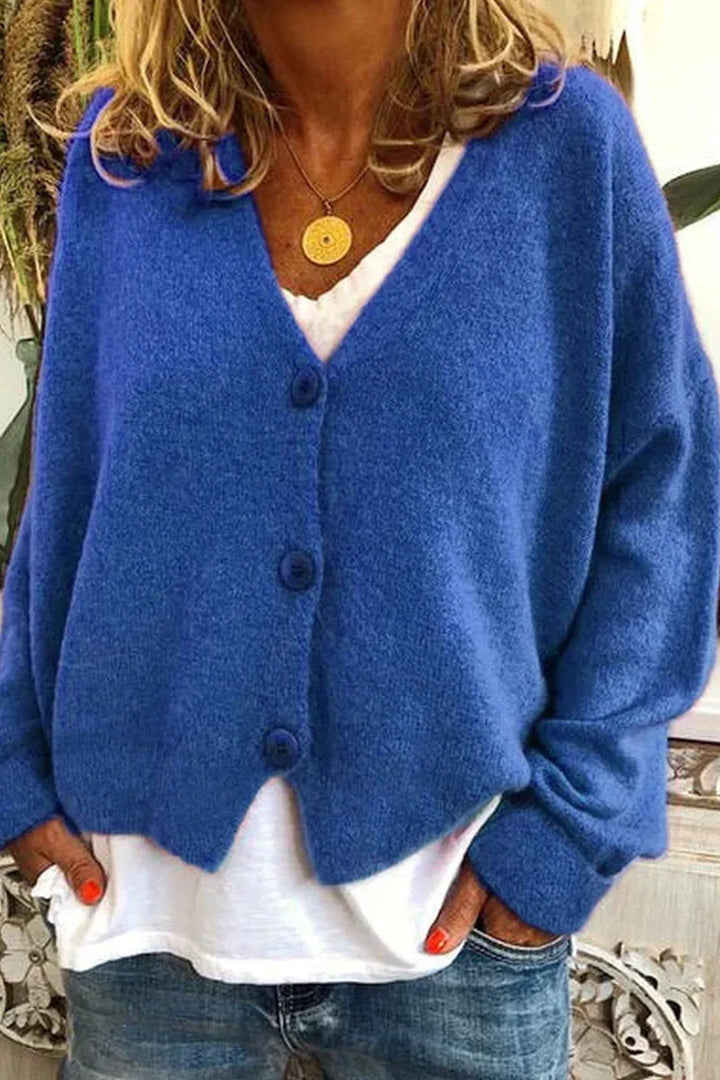Damen Strickweste mit modischem V-Ausschnitt. Hochwertige Strickmode für stilvolle Damen Outfits.