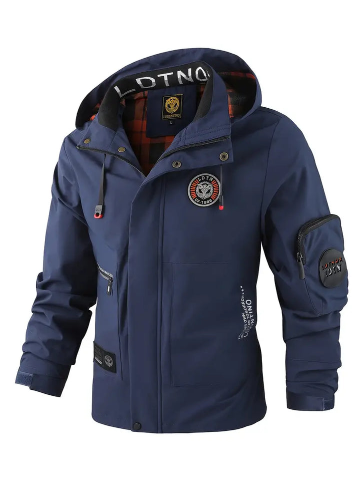 Aktiver Mann trägt leichte Herren Outdoorjacke Torben, wasserdicht, beim Wandern im Herbst.